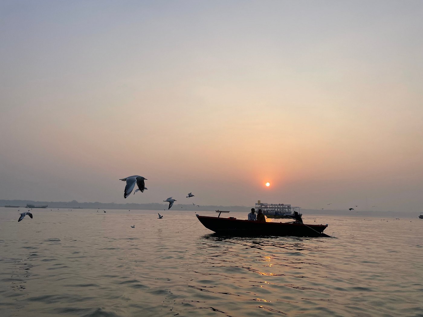 Lever de soleil doré sur le Gange en barque
