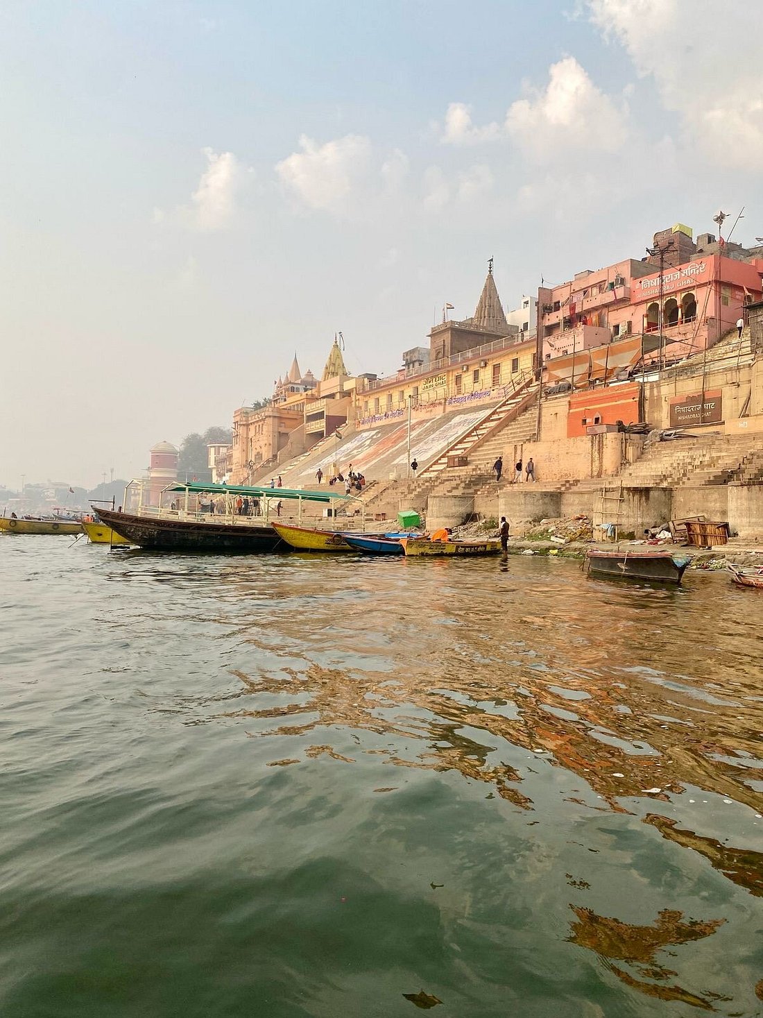 Panorama grandiose des 84 ghats depuis le fleuve