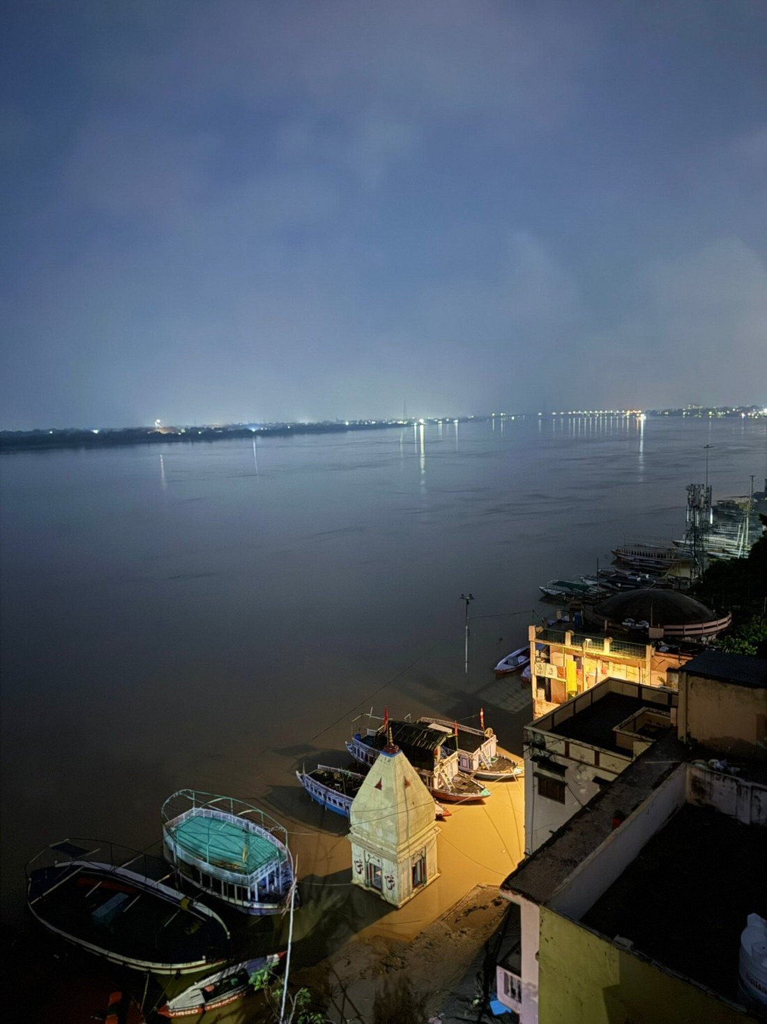 Varanasi la nuit — illuminations et reflets dorés
